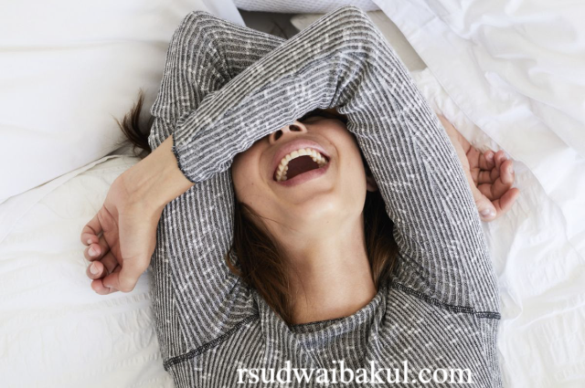 Wanita Alami Tertawa Tak Terkendali, Ternyata Ini Penyebabnya
